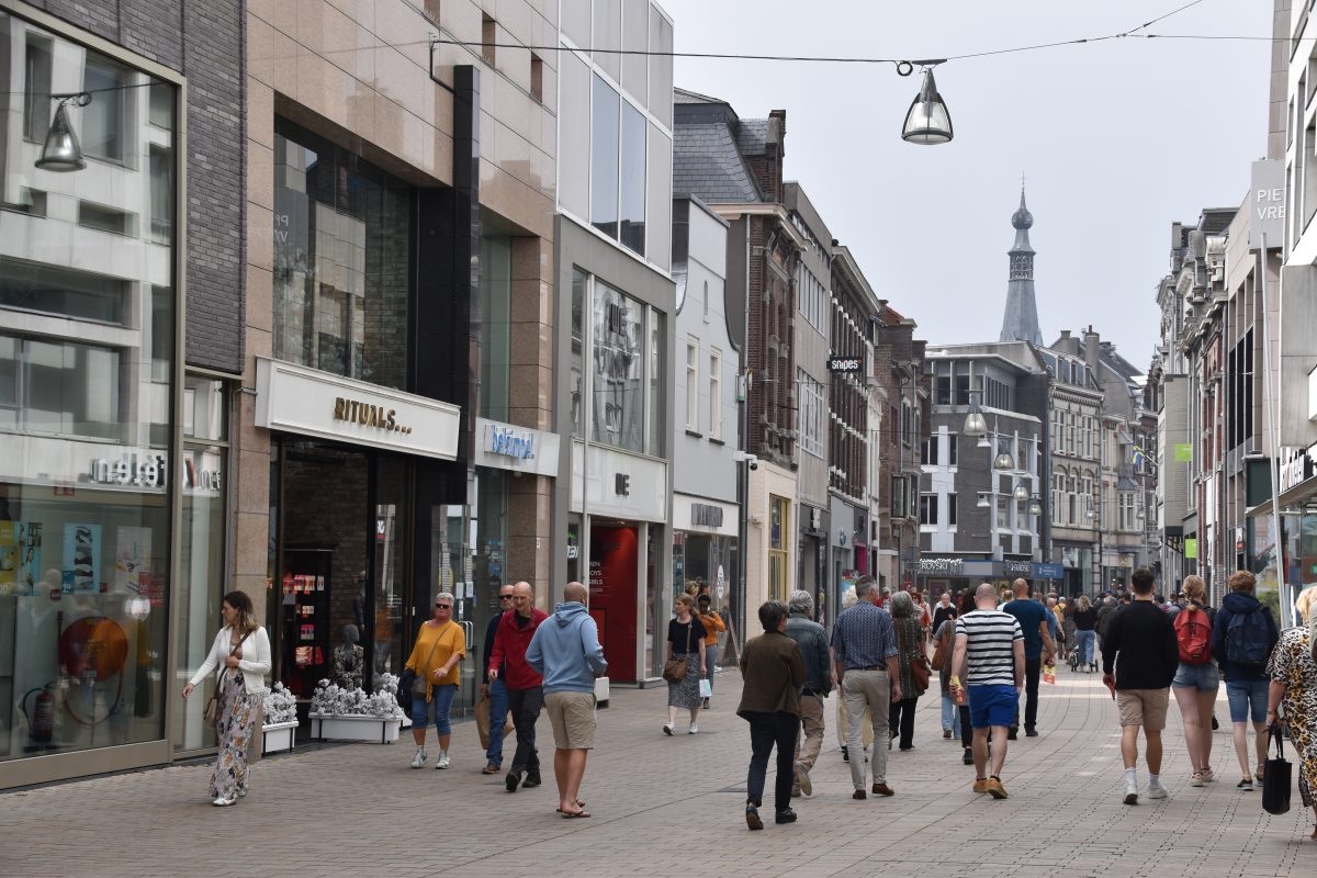 Heuvelstraat Tilburg, Winkelcentrums